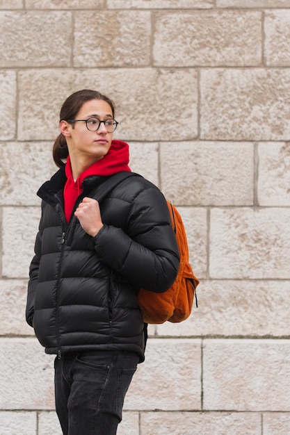 Kostenloses Foto mittlerer schuss kerl mit brille und rucksack