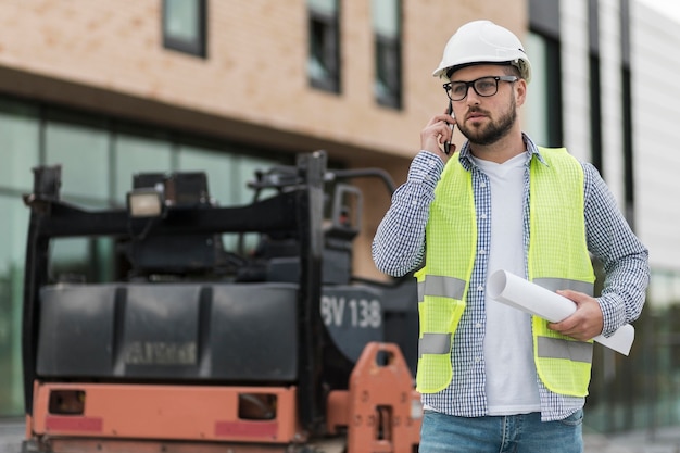 Mittlerer Schuss Mann auf der Baustelle