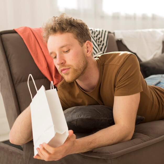 Mittlerer Schuss Mann auf der Couch