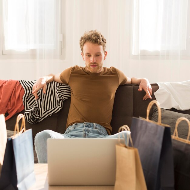 Mittlerer Schuss Mann auf der Couch