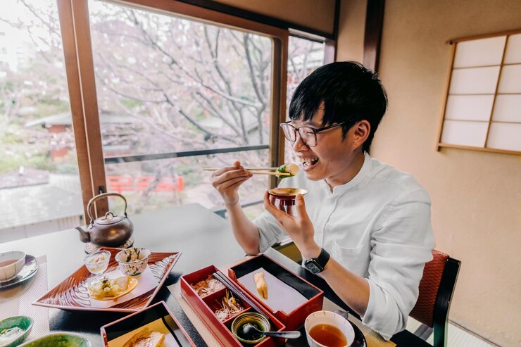 Kostenlose Foto mittlerer schuss mann beim essen