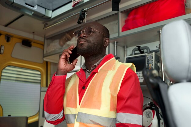 Mittlerer Schuss Mann, der am Telefon spricht