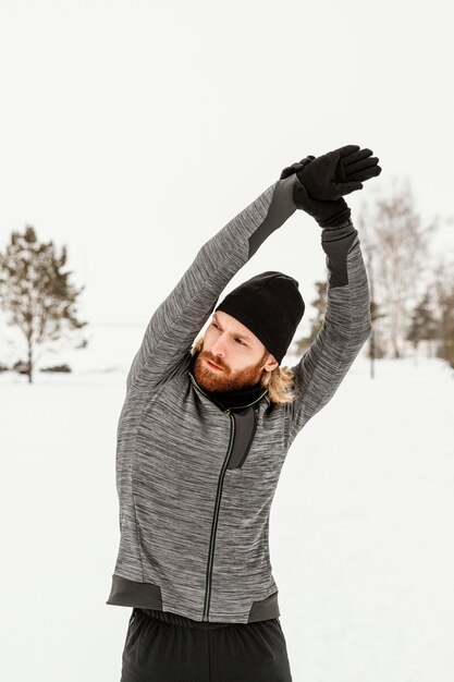 Mittlerer Schuss Mann, der Arm streckt