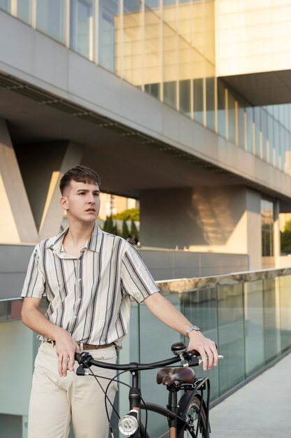 Mittlerer Schuss Mann, der Fahrradlenker hält