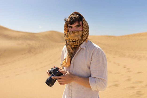 Mittlerer Schuss Mann, der Fotos mit Kamera macht