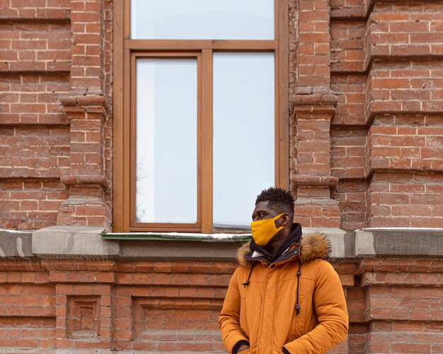 Mittlerer Schuss Mann, der gelbe Maske trägt