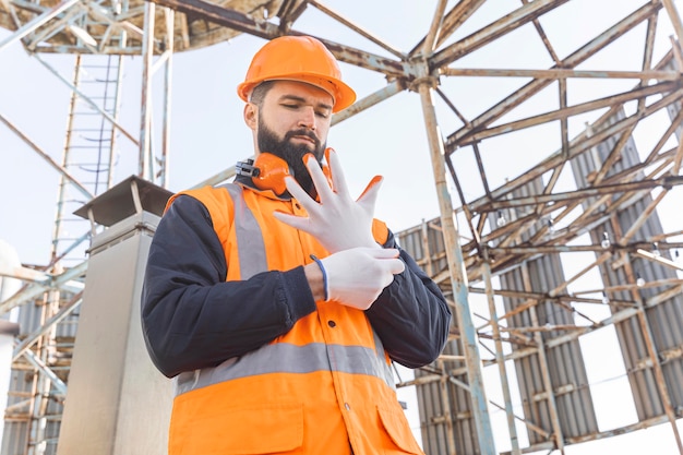 Mittlerer Schuss Mann, der Handschuhe anzieht