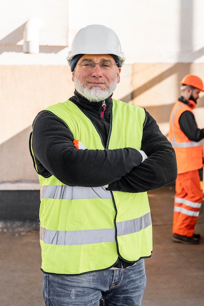 Mittlerer Schuss Mann, der Helm bei der Arbeit trägt