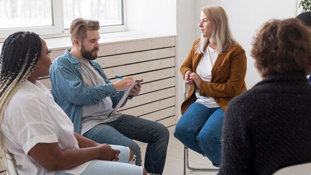 Mittlerer Schuss Mann, der Notizen macht