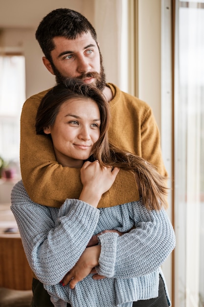 Mittlerer Schuss Mann, der Smiley-Partner hält