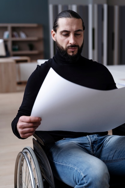 Mittlerer Schuss Mann im Rollstuhl bei der Arbeit