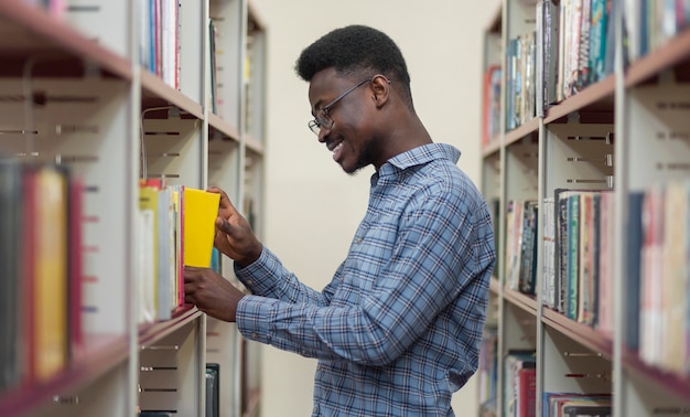 Mittlerer Schuss Mann in der Bibliothek