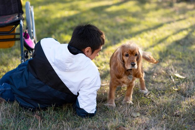 Mittlerer Schuss Mann mit Hund im Freien