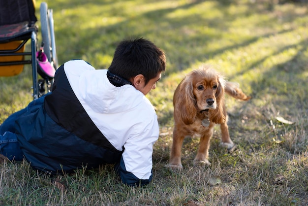 Mittlerer Schuss Mann mit Hund im Freien