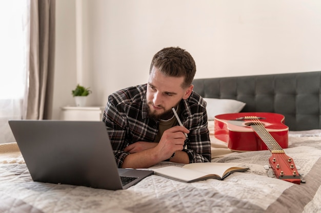 Mittlerer Schuss Mann mit Laptop