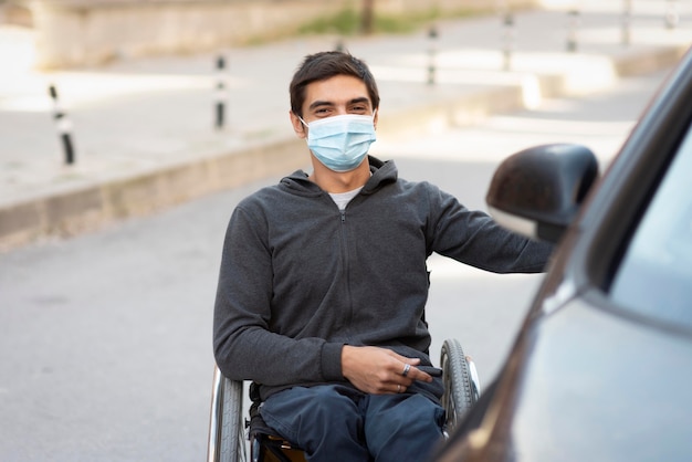 Mittlerer Schuss Mann mit Maske nahe Auto