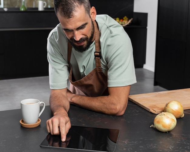 Mittlerer Schuss Mann mit Tablette