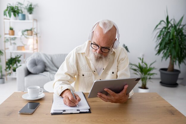 Mittlerer Schuss Mann mit Tablette