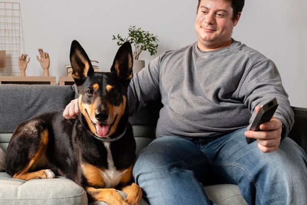 Mittlerer Schuss Mann streichelt Hund