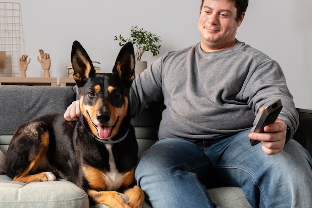 Mittlerer Schuss Mann streichelt Hund