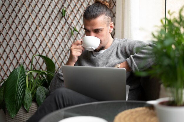 Mittlerer Schuss Mann trinkt Kaffeetasse