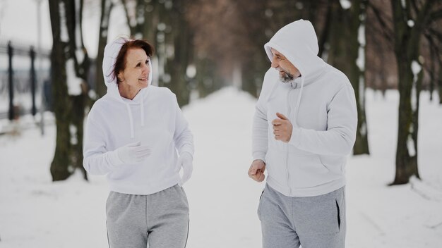 Mittlerer Schuss Mann und Frau laufen