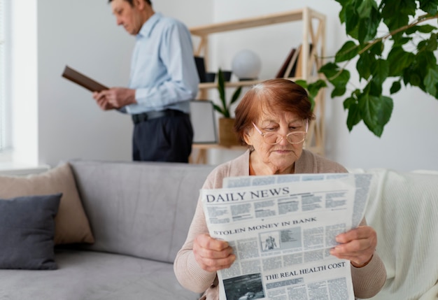 Kostenloses Foto mittlerer schuss mann und frau lesen