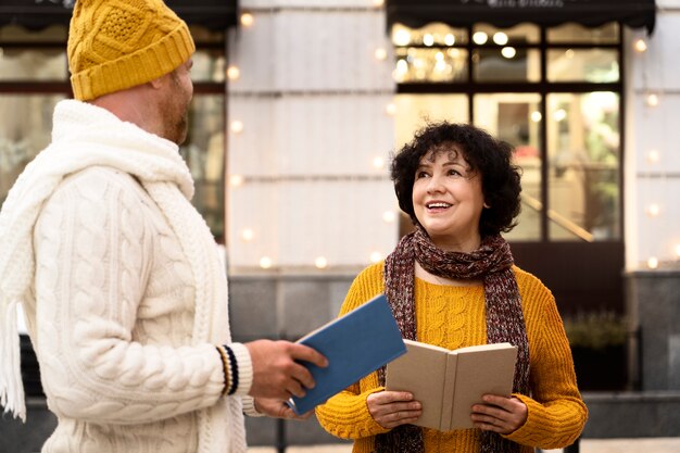 Mittlerer Schuss Mann und Frau mit Büchern