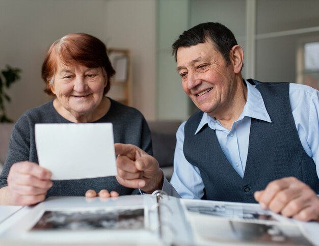 Mittlerer Schuss Mann und Frau mit Notiz