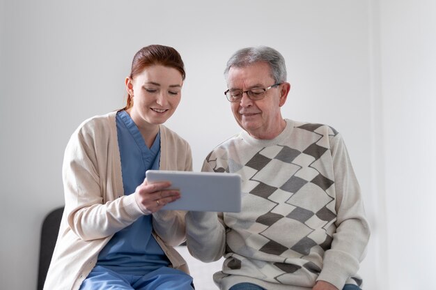 Mittlerer Schuss Mann und Frau mit Tablette