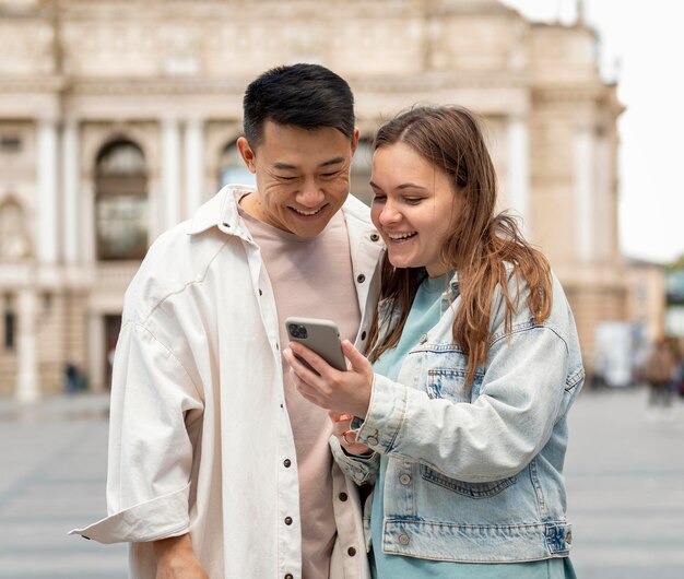 Mittlerer Schuss Mann und Frau mit Telefon