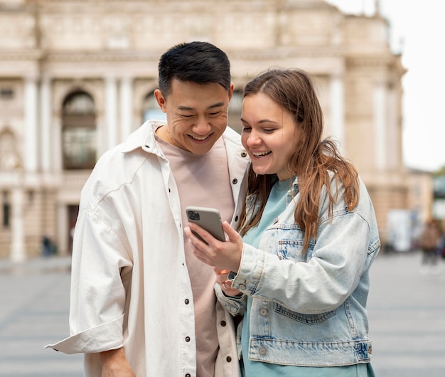 Mittlerer Schuss Mann und Frau mit Telefon