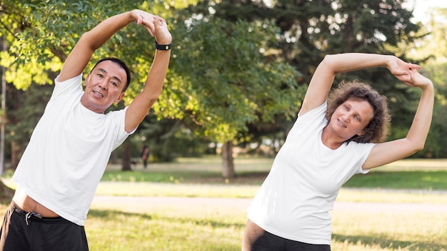 Mittlerer Schuss Mann und Frau Training