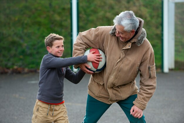 Mittlerer Schuss Mann und Kind mit Ball