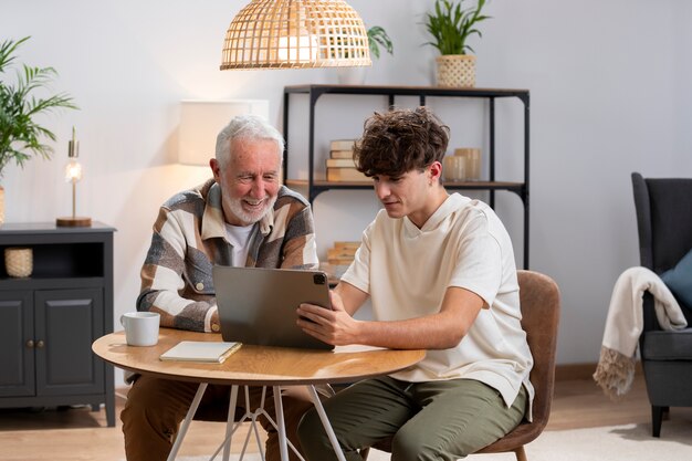 Mittlerer Schuss Mann und Teenager am Tisch