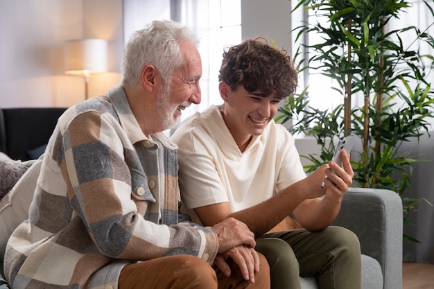 Mittlerer Schuss Mann und Teenager auf der Couch