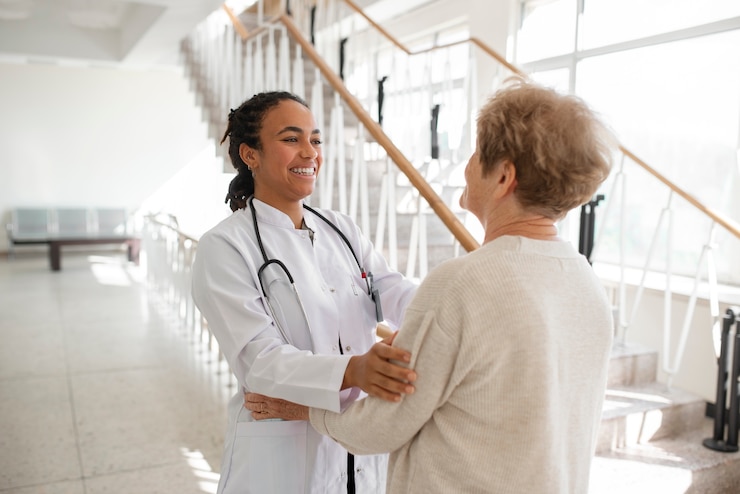 Kostenlose Foto mittlerer schuss patient und arzt im chat