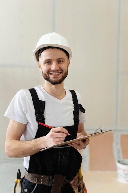 Mittlerer Schuss Smiley-Arbeiter mit Helm