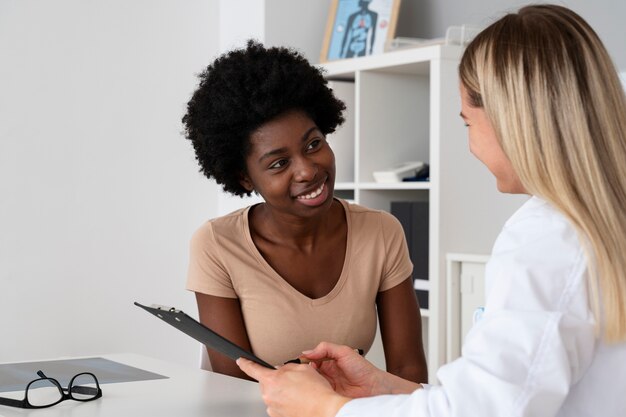 Mittlerer Schuss Smiley Arzt und Patient