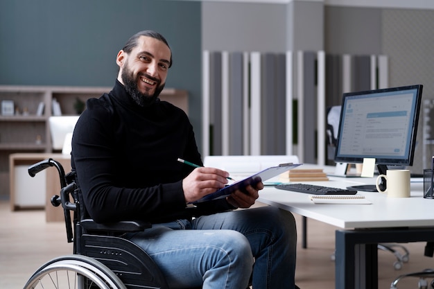 Mittlerer Schuss Smiley behinderter Mann bei der Arbeit