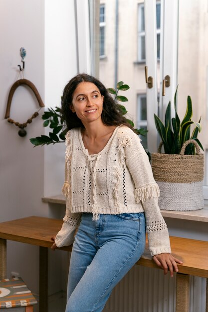 Mittlerer Schuss Smiley-Frau Boho-Interieur