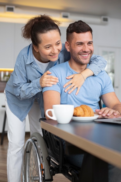 Mittlerer Schuss Smiley Frau und Mann