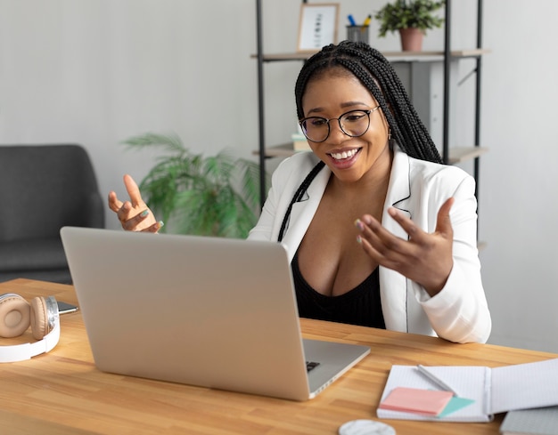 Mittlerer Schuss Smiley Frau Videoanruf