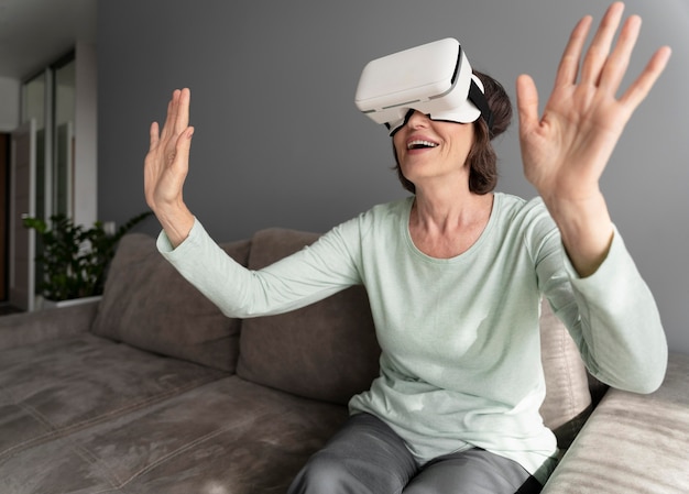 Mittlerer Schuss Smiley-Frau virtuelle Realität