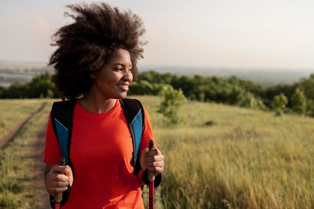 Mittlerer Schuss Smiley-Frau wandern