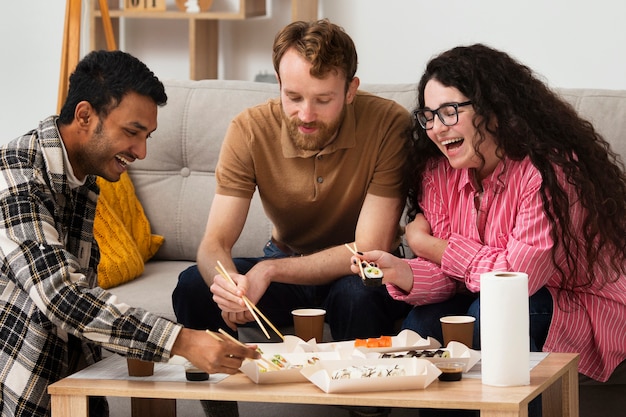 Mittlerer Schuss Smiley-Freunde mit Sushi