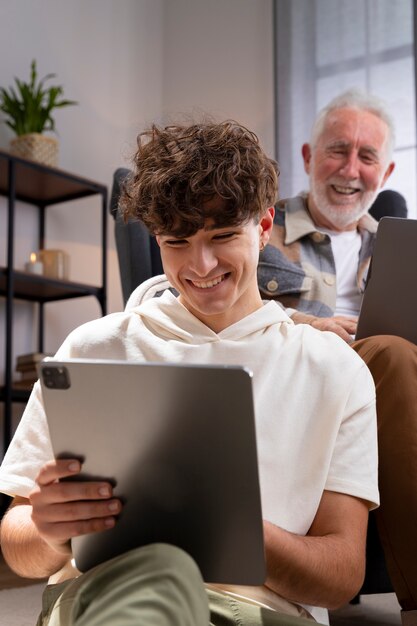 Mittlerer Schuss Smiley-Junge mit Tablette