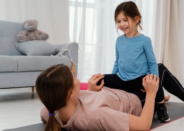 Kostenloses Foto mittlerer schuss smiley-kind auf mutter