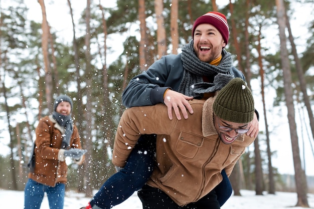 Mittlerer Schuss Smiley-Leute Winterzeit