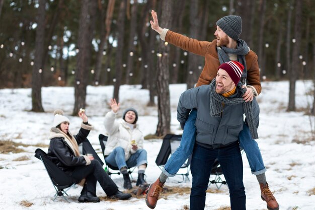 Mittlerer Schuss Smiley-Männer Winterzeit